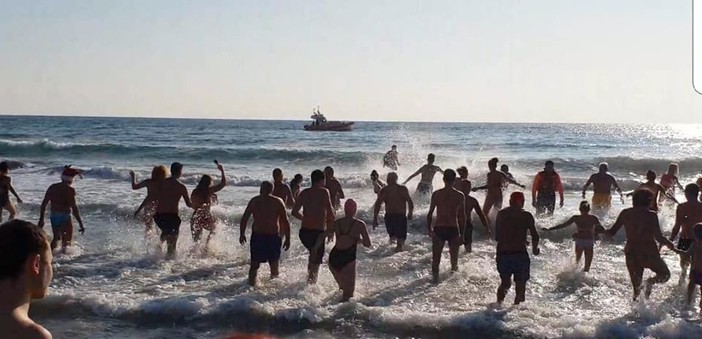 Imperia: in 250 per il 'Cimento Invernale' della Befana, uno splendido 'spot' per la città (Foto e Video)