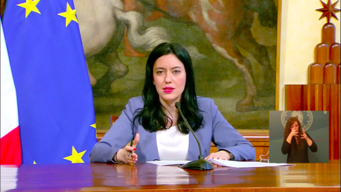 Scuola, il Ministro Azzolina conferma il rientro il 14 settembre, il Cts si riunisce il 19: al vaglio l'utilizzo delle mascherine Scuola, il Ministro Azzolina conferma il rientro il 14 settembre, il Cts si riunisce il 19: al vaglio l'utilizzo delle mascherine