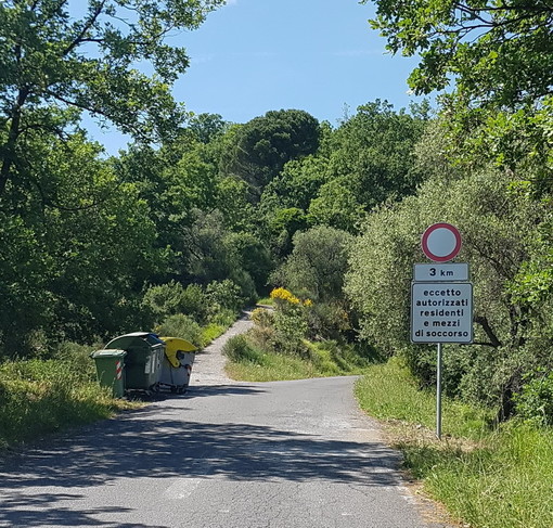 Borgomaro: da ieri divieto di accesso alla strada provinciale 93, scattano le proteste dei residenti Borgomaro: da ieri divieto di accesso alla strada provinciale 93, scattano le proteste dei residenti