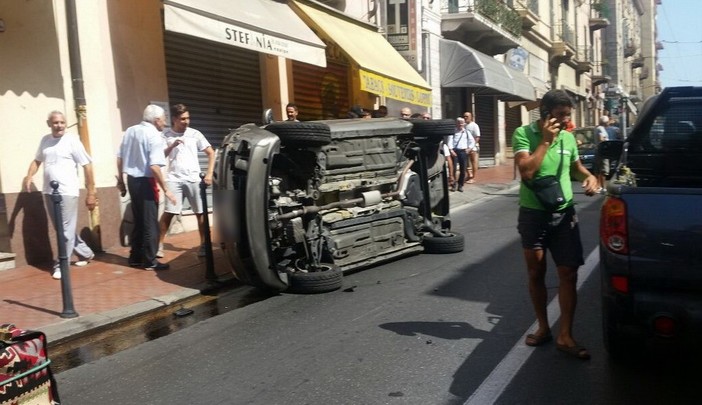 Ventimiglia: si capotta con l'auto in corso Genova, intervento dei Vigili del Fuoco e della Croce Verde (Foto)
