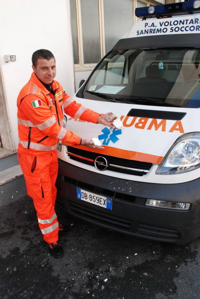 Sanremo: cornicione cade su un'ambulanza di Sanremo Soccorso, altri cornicioni pericolanti in via Goethe