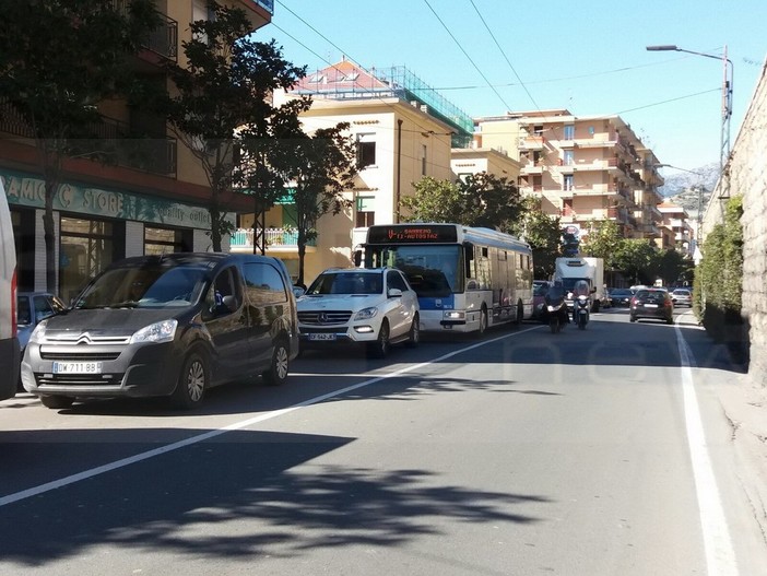 Camporosso: lavori nella zona delle Braie e traffico in tilt con la protesta degli automobilisti Camporosso: lavori nella zona delle Braie e traffico in tilt con la protesta degli automobilisti