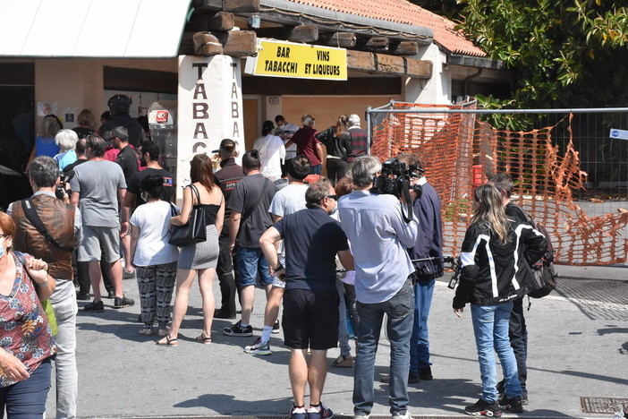 Ventimiglia: francesi a caccia di 'bionde' in attesa di Macron, lunghe code al confine per entrare in Italia Ventimiglia: francesi a caccia di 'bionde' in attesa di Macron, lunghe code al confine per entrare in Italia