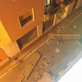 Ventimiglia: crolla la ringhiera di un balcone in via Metella, per fortuna non stava transitando nessuno Ventimiglia: crolla la ringhiera di un balcone in via Metella, per fortuna non stava transitando nessuno