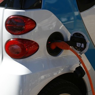 Dolceacqua: installata una colonnina di ricarica per auto elettiche, in arrivo anche negli altri Paesi Bandiera Arancione della provincia
