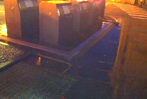 Sanremo: cassonetti allagati di fronte al Palafiori, la mail stizzita di un nostro lettore