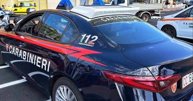 Sanremo, ruba 70 euro dalla cassa del bar ma un cliente lo rincorre e lo blocca: arrestato 22enne già noto alle forze dell’ordine