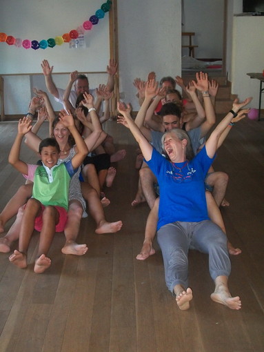 ‘Ventimiglia che ride’: iniziano domani al Forte dell'Annunziata le sessioni gratuite di 'Yoga della Risata'