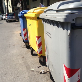 Sanremo: nuovamente strappati via gli adesivi di riconoscimento della raccolta differenziata Sanremo: nuovamente strappati via gli adesivi di riconoscimento della raccolta differenziata