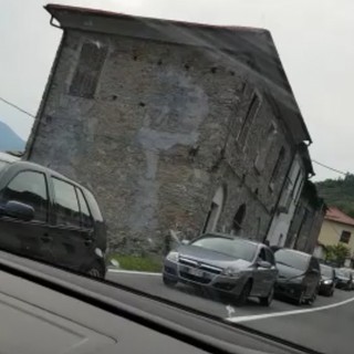 Pieve di Teco: incubo coda sulla statale 28, un'ora e mezza per raggiungere il mare. Alessandri "Vergognoso, scriverò al Prefetto" (Video)