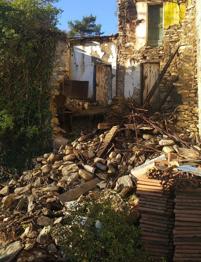 Muzio: crolla una casa disabitata nella frazione di Pieve di Teco, Alessandri "Ulteriore simbolo di fragilità del nostro territorio" (Foto) Muzio: crolla una casa disabitata nella frazione di Pieve di Teco, Alessandri "Ulteriore simbolo di fragilità del nostro territorio" (Foto)
