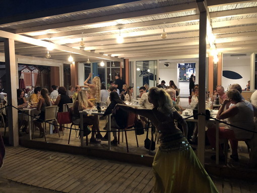 Imperia: un successo dopo l'altro per le 'Cene in Borgo' alla Marina, venerdì prossimo si replica (Foto) Imperia: un successo dopo l'altro per le 'Cene in Borgo' alla Marina, venerdì prossimo si replica (Foto)
