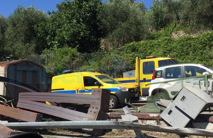 Pontedassio: Tir perde il carico di putrelle sulla Statale 28, senso unico alternato e traffico (Foto) Pontedassio: Tir perde il carico di putrelle sulla Statale 28, senso unico alternato e traffico (Foto)