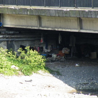 Imperia: clochard abita sotto un ponte, la foto-denuncia di un nostro lettore