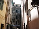 Sanremo: spacciatori e tossicodipendenti in un anfratto di via Tapoletti, la protesta di una lettrice
