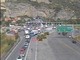 Ventimiglia: scontro tra due auto sulla A10 vicino al confine, due feriti lievi e circolazione rallentata