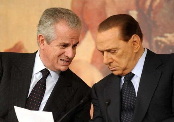 Morte di Silvio Berlusconi, Scajola in lacrime: "Se ne va un perseguitato, mancherà" (Video) Morte di Silvio Berlusconi, Scajola in lacrime: "Se ne va un perseguitato, mancherà" (Video)