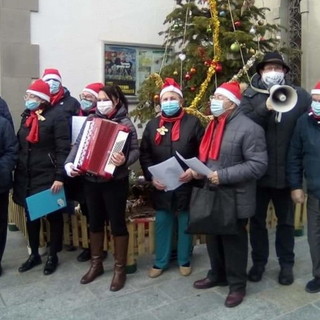 Cantando il Natale per le strade del borgo: don Massimo e il coro domani fanno il ‘Bis’