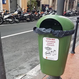 Ventimiglia: terminata oggi in città l'installazione dei cassonetti per gettare mascherine e guanti (Foto)