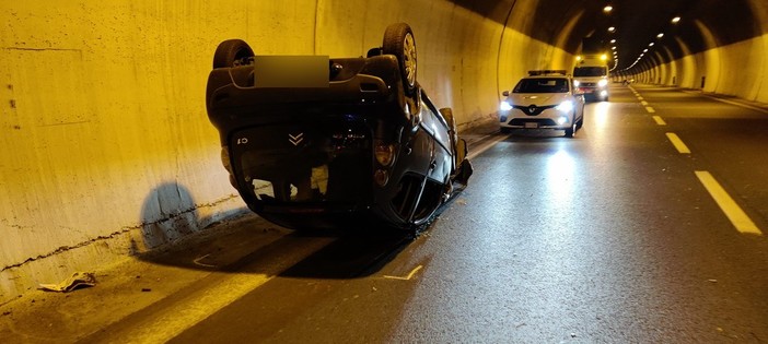 Sanremo: si capotta con l'auto in Aurelia Bis, ferite lievi per il conducente e mezzo quasi distrutto (Foto) Sanremo: si capotta con l'auto in Aurelia Bis, ferite lievi per il conducente e mezzo quasi distrutto (Foto)