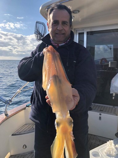 Imperia: calamaro da 70 cm pescato nel mare di fronte a Imperia, lo ha catturato Fortunato Lugarà