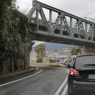 Ventimiglia: odissea dei frontalieri questa mattina. Treno soppresso, multe dei francesi e code a San Ludovico (Foto)