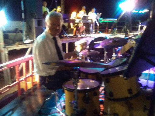 Ventimiglia: il Sindaco Scullino torna a 'picchiare' sulla batteria, ieri durante la spettacolo al Resentello (Foto)