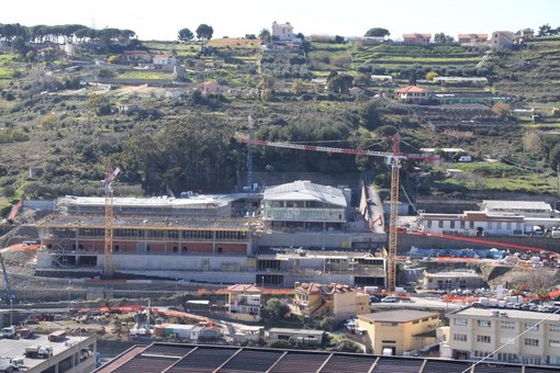 Sanremo: richieste da turisti che arriveranno per il corso fiorito per sapere se 'The Mall' è già aperto