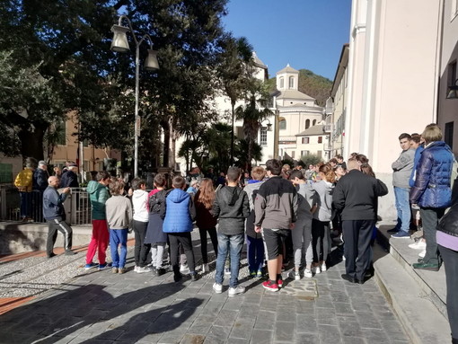 Pieve di Teco: gli alunni dell'Istituto Comprensivo alle celebrazione della giornata dell’Unità Nazionale e delle Forze Armate Pieve di Teco: gli alunni dell'Istituto Comprensivo alle celebrazione della giornata dell’Unità Nazionale e delle Forze Armate