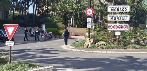Tante multe in Costa Azzurra: polizia e gendarmeria mobilitate. Nizza attiva un servizio odontoiatrico, quanto mai necessario (Video) Tante multe in Costa Azzurra: polizia e gendarmeria mobilitate. Nizza attiva un servizio odontoiatrico, quanto mai necessario (Video)