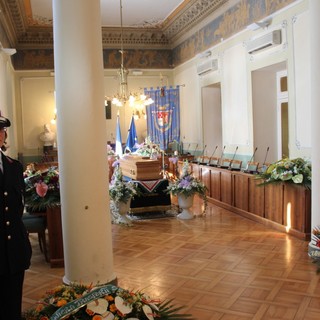 Imperia: aperta la camera ardente dell'On. Manfredo Manfredi, molti i volti noti venuti a fargli visita