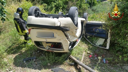 Dolceacqua: donna si capotta e finisce fuori strada, lievi ferite e mobilitazione di soccorsi (Foto)
