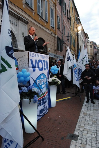Imperia: 700 persone alla chiusura della campagna elettorale del Pdl per Erminio Annoni (foto e video)