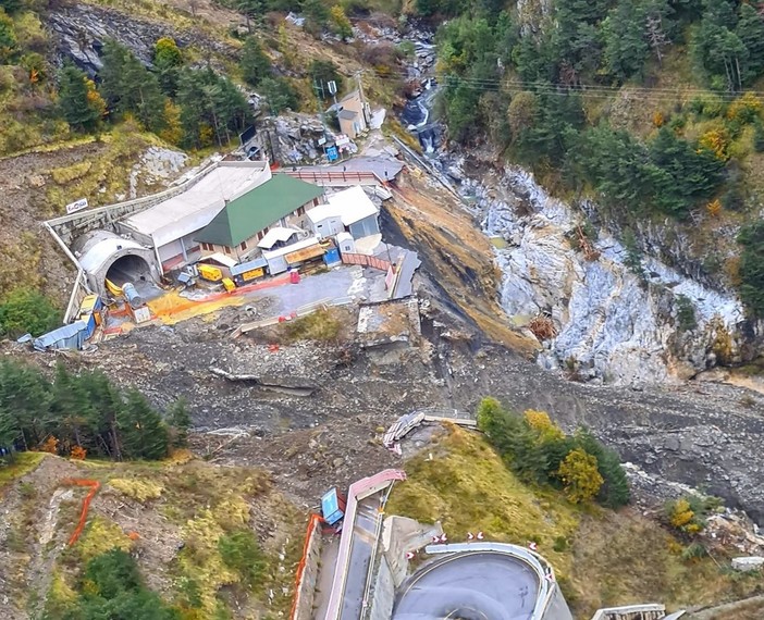 Nuova foto del 'disastro' sul Colle di Tenda: dall'elicottero ecco quanto rimane vicino al tunnel Nuova foto del 'disastro' sul Colle di Tenda: dall'elicottero ecco quanto rimane vicino al tunnel
