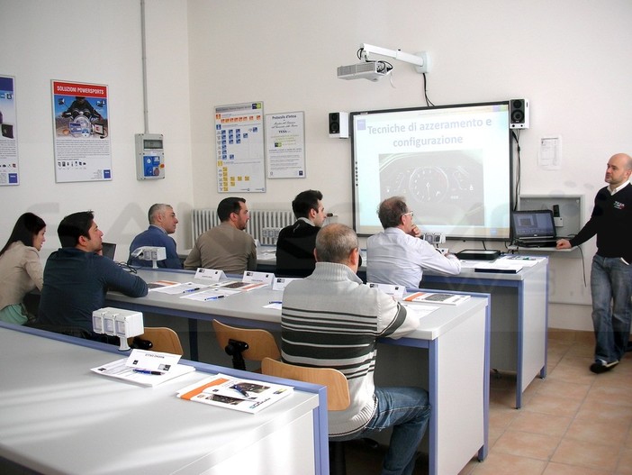 Imperia: martedì scorso il 1° corso per officine di riparazione auto e moto all'IIS con la ditta Texa Imperia: martedì scorso il 1° corso per officine di riparazione auto e moto all'IIS con la ditta Texa