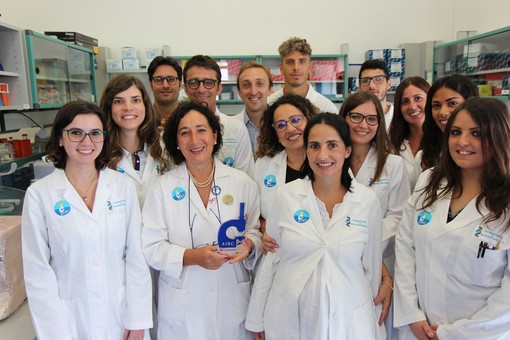 AIRC sceglie un Nastro Rosa incompleto come simbolo dell’impegno dei ricercatori per rendere sempre più curabili anche le forme più aggressive di tumore al seno AIRC sceglie un Nastro Rosa incompleto come simbolo dell’impegno dei ricercatori per rendere sempre più curabili anche le forme più aggressive di tumore al seno