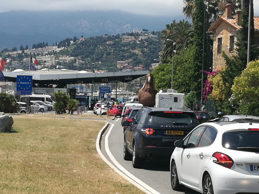 Ventimiglia: tra poco il tentativo di 'border crossing' dei 'No Border', intanto al confine code infinite (Foto e Video)
