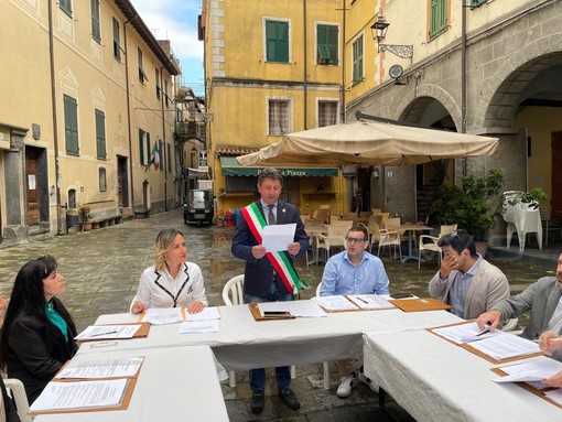 Badalucco: prima seduta di Consiglio comunale in piazza, ieri sera il giuramento per l'Orengo Bis (Foto e Video)