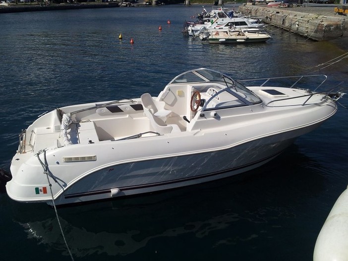 Una gita in barca per un’estate nel rispetto del distanziamento fisico Una gita in barca per un’estate nel rispetto del distanziamento fisico