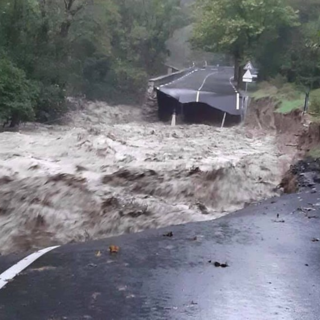 Il maltempo flagella la Valle Roya, crolla un pezzo di strada: la RD640 resta bloccata almeno fino a domani, Tenda chiuso (Foto e Video) Il maltempo flagella la Valle Roya, crolla un pezzo di strada: la RD640 resta bloccata almeno fino a domani, Tenda chiuso (Foto e Video)