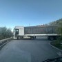 Tir incastrato nei tornanti dei ‘Turnichetti’ tra Coldirodi e Capo Nero: strada bloccata, autista irreperibile (Foto)