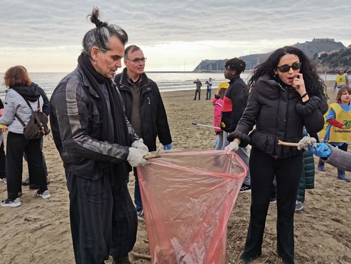 Durante il Festival, Piero Pelù e Legambiente fanno tappa a Sanremo: il ‘Clean beach tour’ il 5 febbraio alla spiaggia di Bussana Durante il Festival, Piero Pelù e Legambiente fanno tappa a Sanremo: il ‘Clean beach tour’ il 5 febbraio alla spiaggia di Bussana