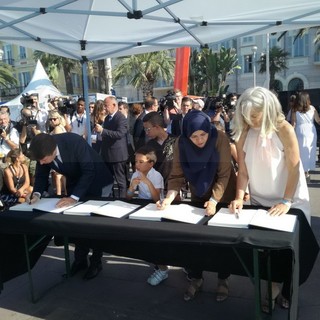 Nizza: iniziate con la posa delle mattonelle le cerimonie del ricordo, la Polizia 'rinforza' il confine (Foto e Video) Nizza: iniziate con la posa delle mattonelle le cerimonie del ricordo, la Polizia 'rinforza' il confine (Foto e Video)