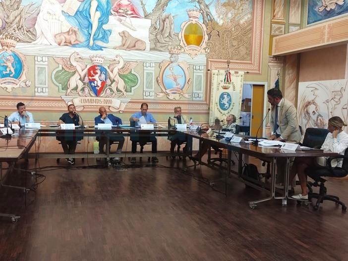 Diano Marina, consiglio comunale “caldo”su aree di sosta e pista ciclabile