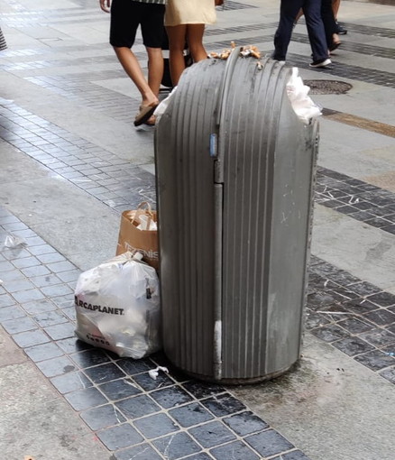 Sanremo: turisti delle 'case vacanza' gettano l'immondizia nei cestini del centro della città (Foto)