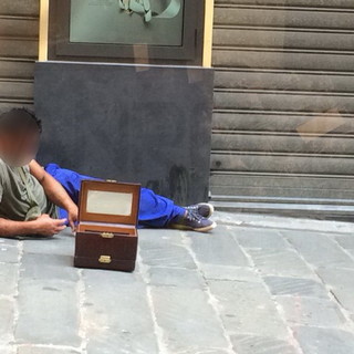 Sanremo: un altro clochard in via Palazzo, le foto di un giovane sdraiato a terra Sanremo: un altro clochard in via Palazzo, le foto di un giovane sdraiato a terra