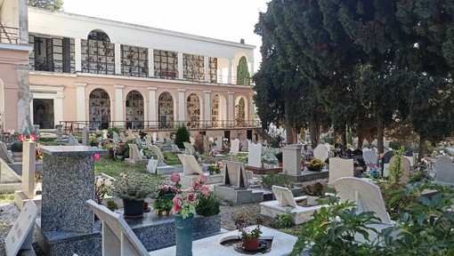 Ventimiglia, commemorazione dei defunti: al cimitero santa messa con il vescovo Suetta