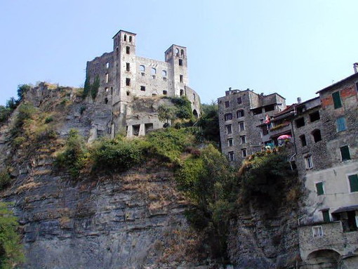 Dolceacqua: questa sera al Castello dei Doria Pier Paolo Cervone per la rassegna dedicata ai libri Dolceacqua: questa sera al Castello dei Doria Pier Paolo Cervone per la rassegna dedicata ai libri