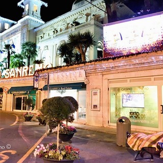 Sanremo: clochard sfida il forte vento e dorme sulla panchina di fronte al Casinò Sanremo: clochard sfida il forte vento e dorme sulla panchina di fronte al Casinò