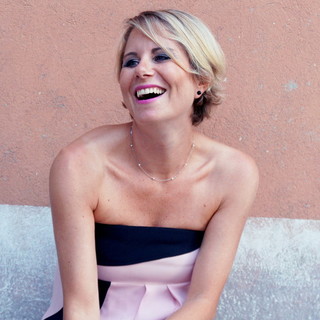 Chiara Ragnini ci porta a Creta: il nuovo singolo dell'artista di Lingueglietta è 'In ogni angolo del mondo'